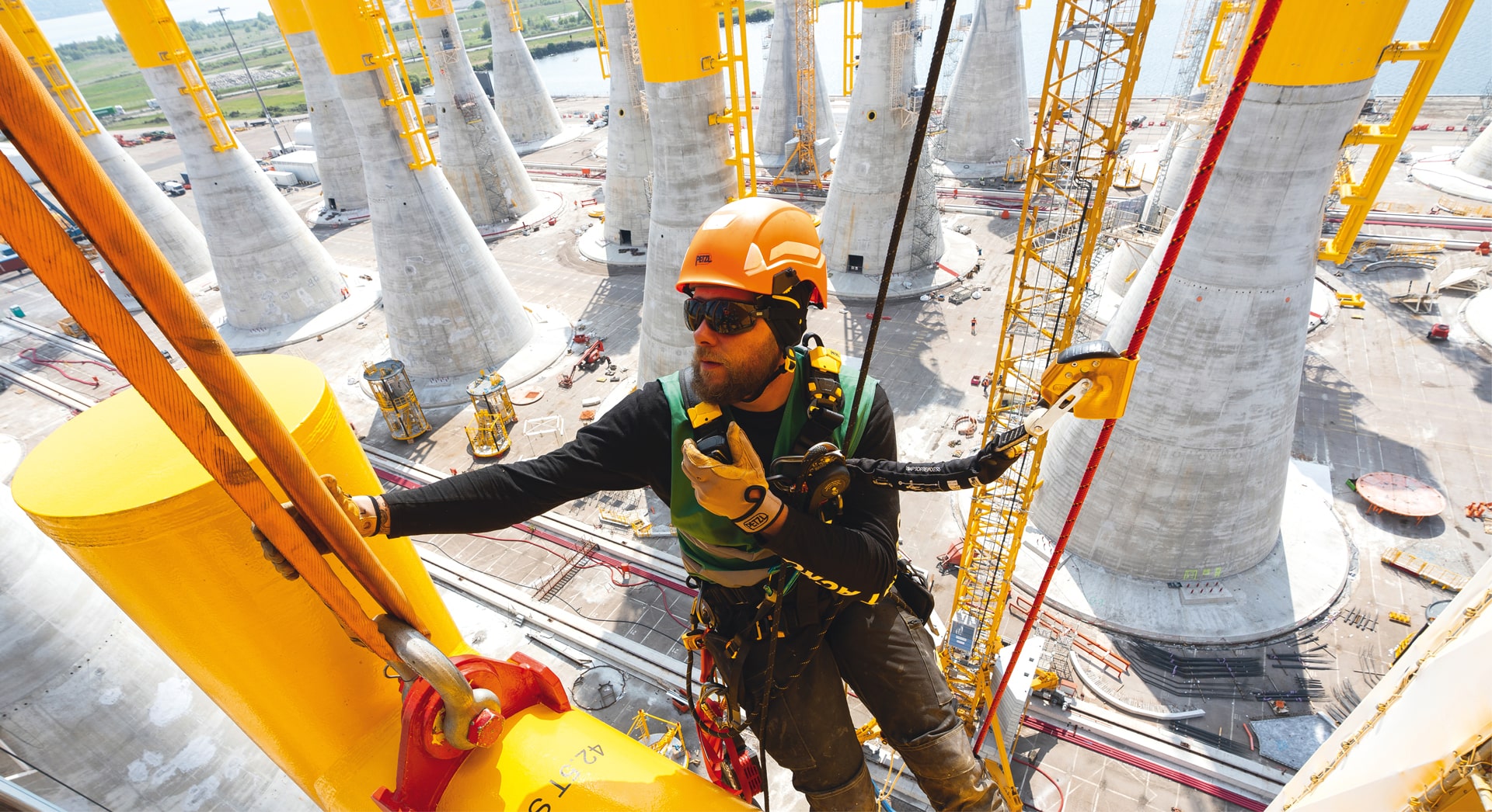 Casco, arnés y dispositivos Petzl utilizados en una operación industrial en altura
